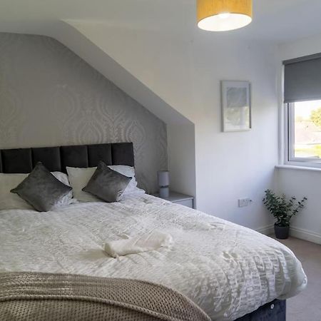 Spacious 15 Guest Home With 9 Beds In Shirley 솔리헐 외부 사진