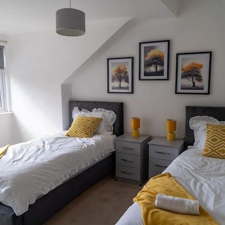 Spacious 15 Guest Home With 9 Beds In Shirley 솔리헐 외부 사진