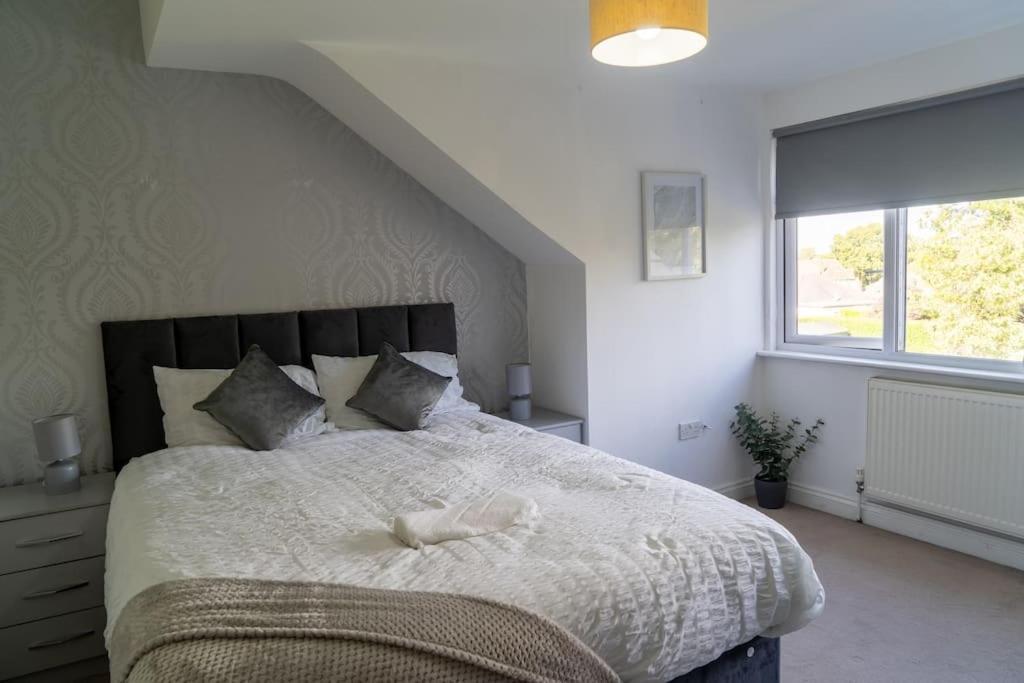 Spacious 15 Guest Home With 9 Beds In Shirley 솔리헐 외부 사진
