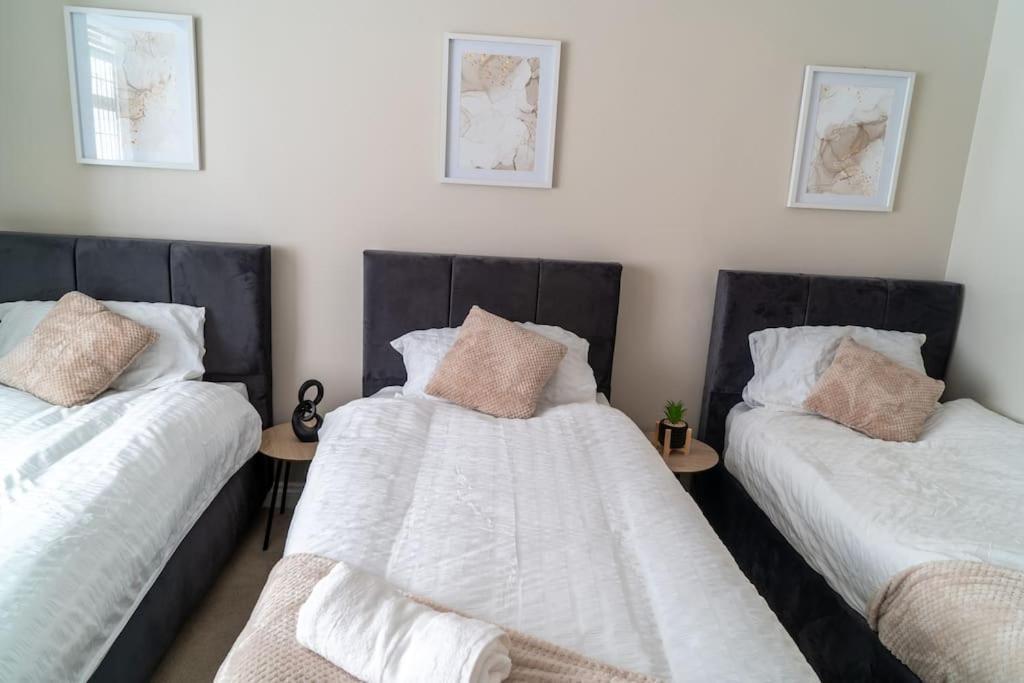 Spacious 15 Guest Home With 9 Beds In Shirley 솔리헐 외부 사진