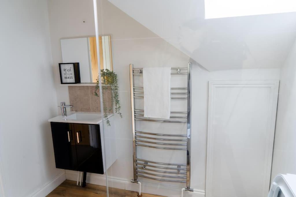 Spacious 15 Guest Home With 9 Beds In Shirley 솔리헐 외부 사진