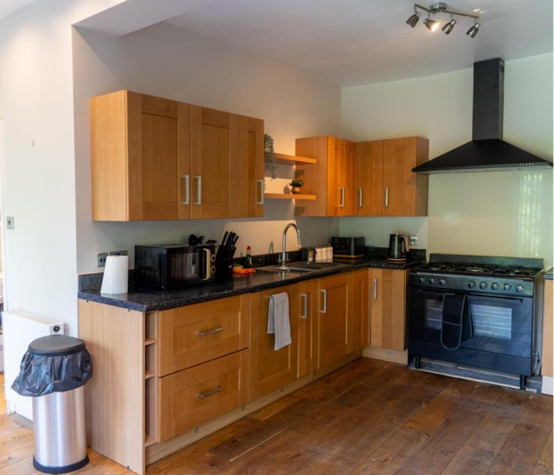 Spacious 15 Guest Home With 9 Beds In Shirley 솔리헐 외부 사진