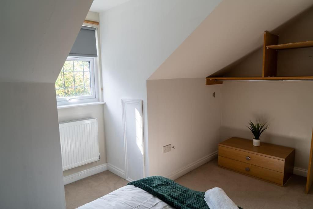 Spacious 15 Guest Home With 9 Beds In Shirley 솔리헐 외부 사진