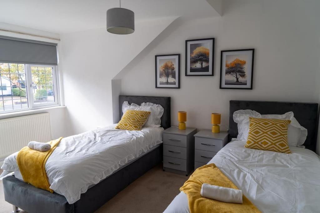 Spacious 15 Guest Home With 9 Beds In Shirley 솔리헐 외부 사진
