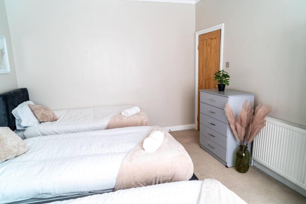 Spacious 15 Guest Home With 9 Beds In Shirley 솔리헐 외부 사진