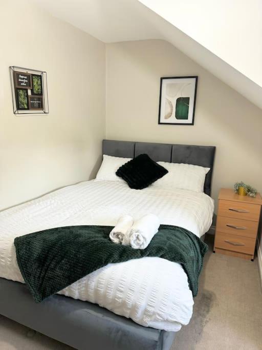 Spacious 15 Guest Home With 9 Beds In Shirley 솔리헐 외부 사진