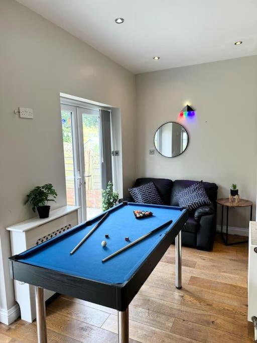 Spacious 15 Guest Home With 9 Beds In Shirley 솔리헐 외부 사진