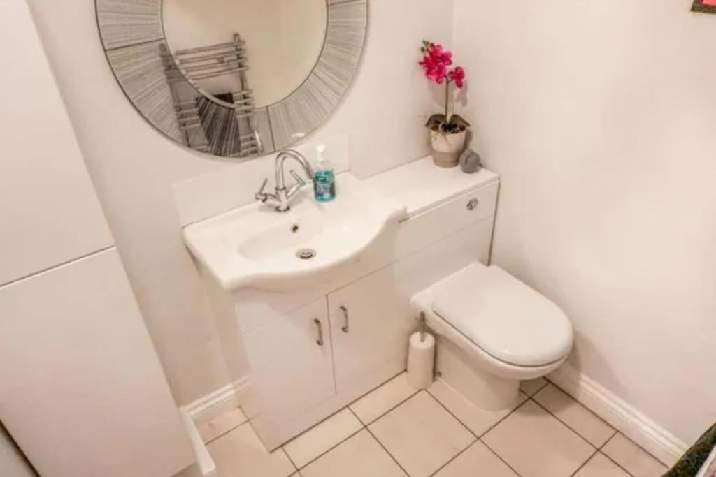Spacious 15 Guest Home With 9 Beds In Shirley 솔리헐 외부 사진