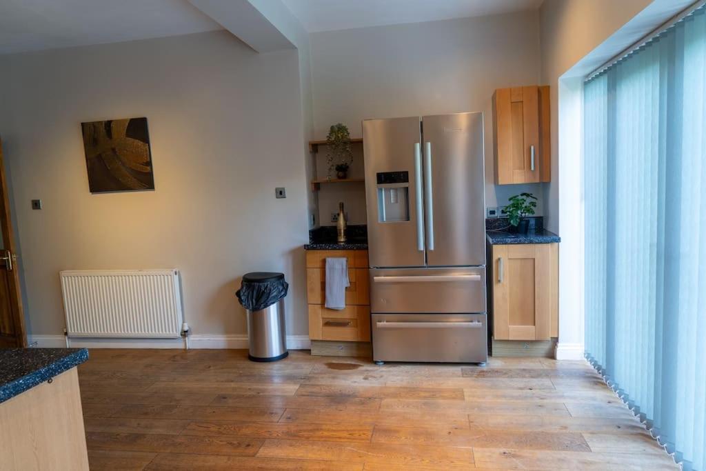 Spacious 15 Guest Home With 9 Beds In Shirley 솔리헐 외부 사진