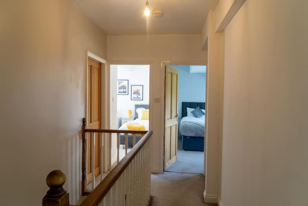 Spacious 15 Guest Home With 9 Beds In Shirley 솔리헐 외부 사진