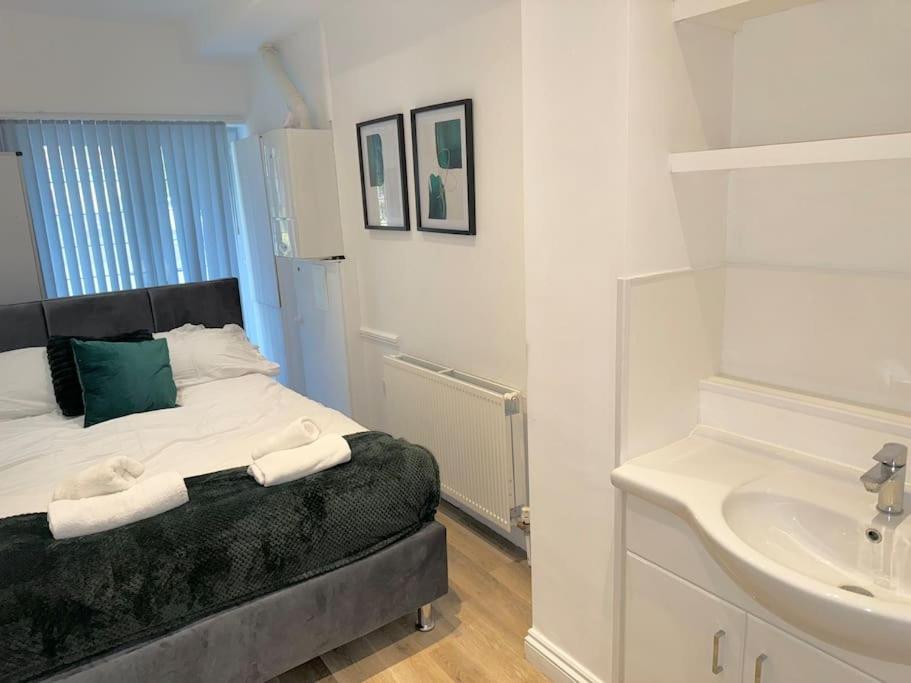 Spacious 15 Guest Home With 9 Beds In Shirley 솔리헐 외부 사진