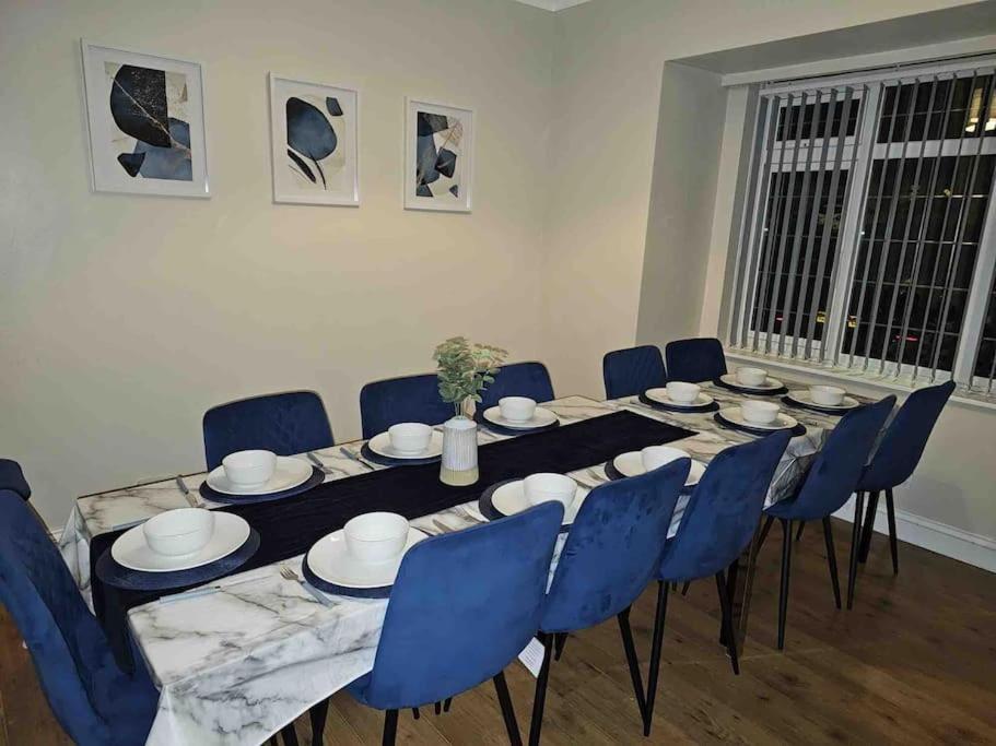 Spacious 15 Guest Home With 9 Beds In Shirley 솔리헐 외부 사진