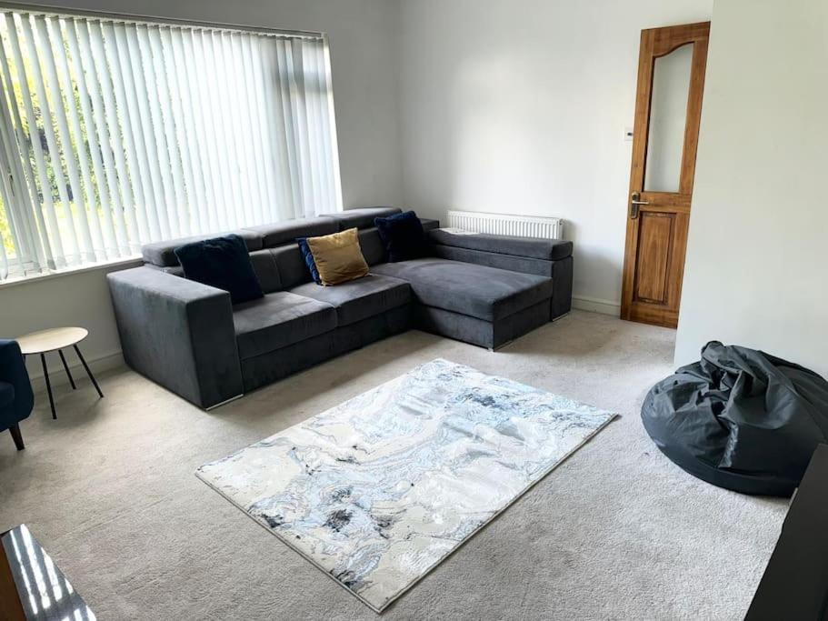 Spacious 15 Guest Home With 9 Beds In Shirley 솔리헐 외부 사진