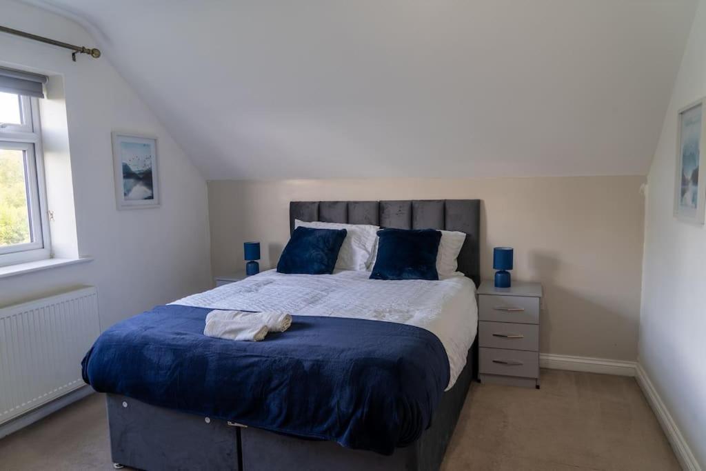 Spacious 15 Guest Home With 9 Beds In Shirley 솔리헐 외부 사진