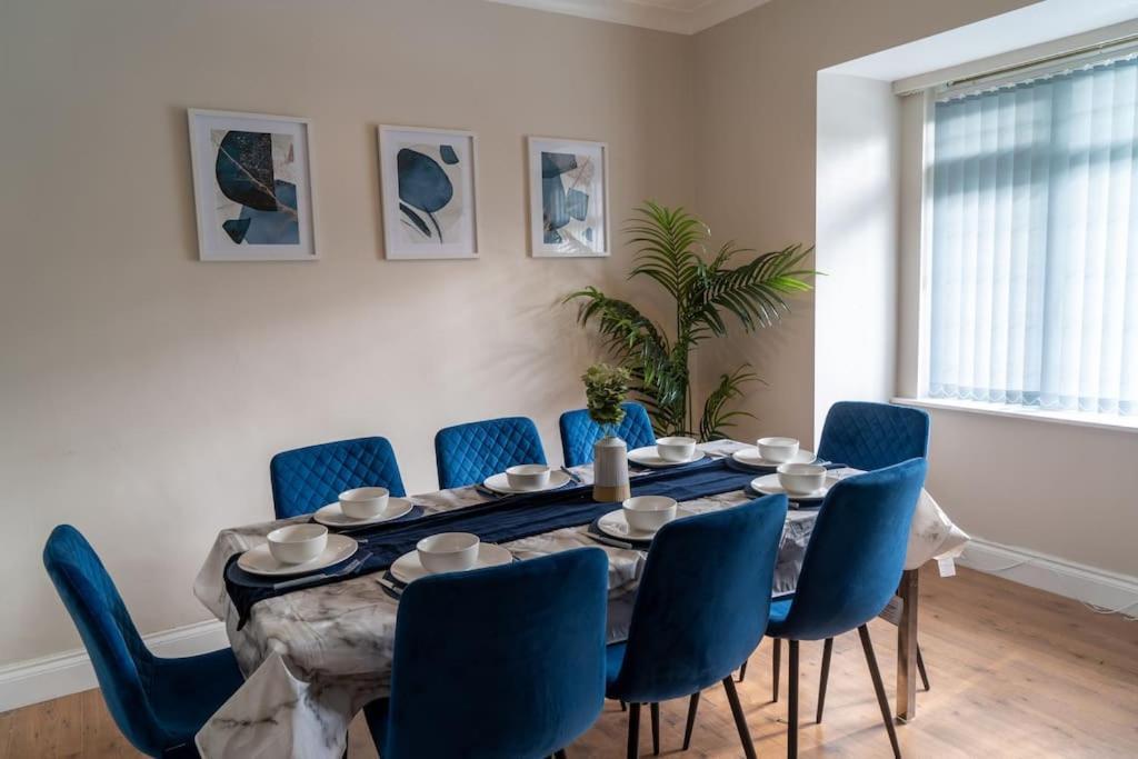 Spacious 15 Guest Home With 9 Beds In Shirley 솔리헐 외부 사진