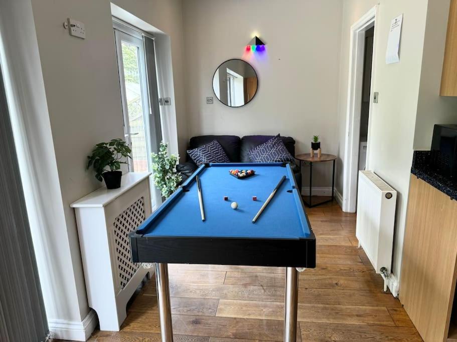 Spacious 15 Guest Home With 9 Beds In Shirley 솔리헐 외부 사진