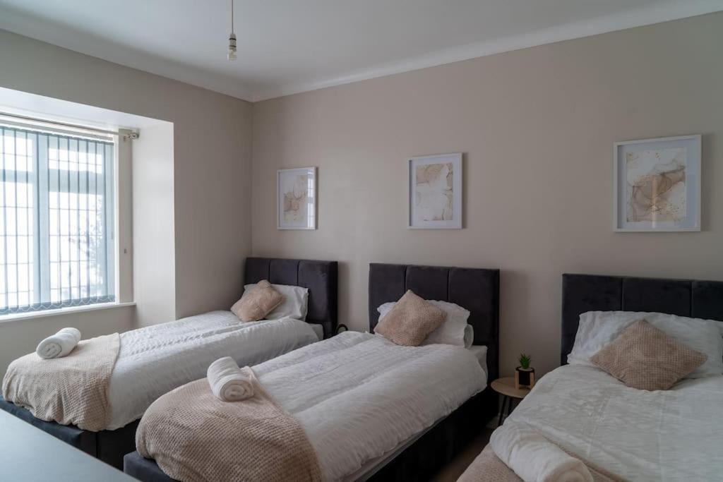 Spacious 15 Guest Home With 9 Beds In Shirley 솔리헐 외부 사진