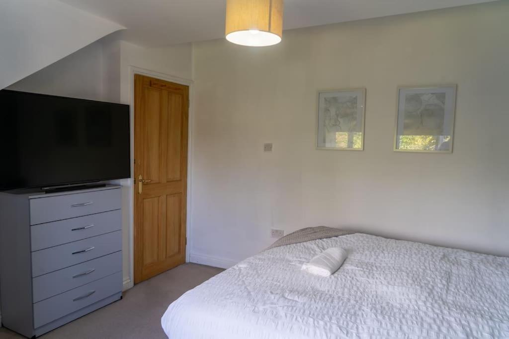 Spacious 15 Guest Home With 9 Beds In Shirley 솔리헐 외부 사진
