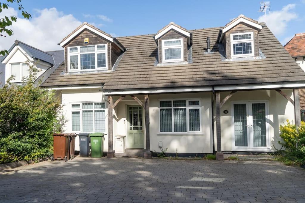 Spacious 15 Guest Home With 9 Beds In Shirley 솔리헐 외부 사진