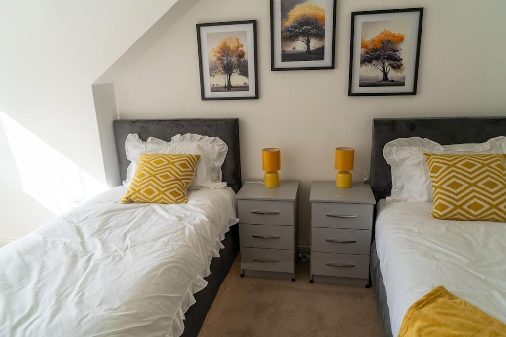 Spacious 15 Guest Home With 9 Beds In Shirley 솔리헐 외부 사진