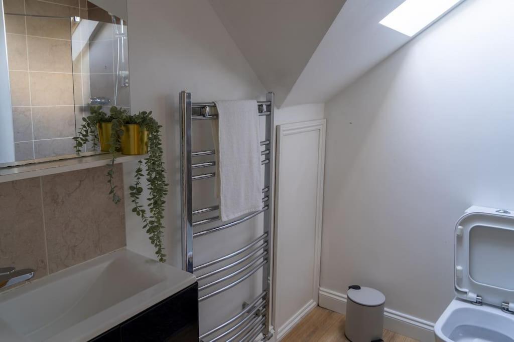 Spacious 15 Guest Home With 9 Beds In Shirley 솔리헐 외부 사진