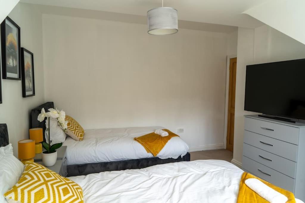Spacious 15 Guest Home With 9 Beds In Shirley 솔리헐 외부 사진