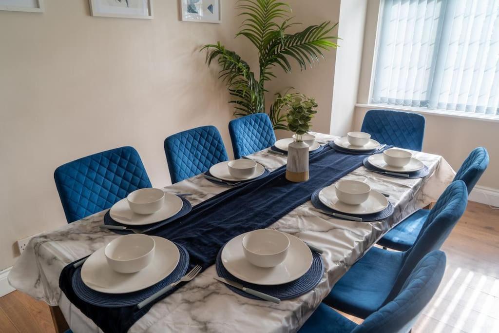 Spacious 15 Guest Home With 9 Beds In Shirley 솔리헐 외부 사진
