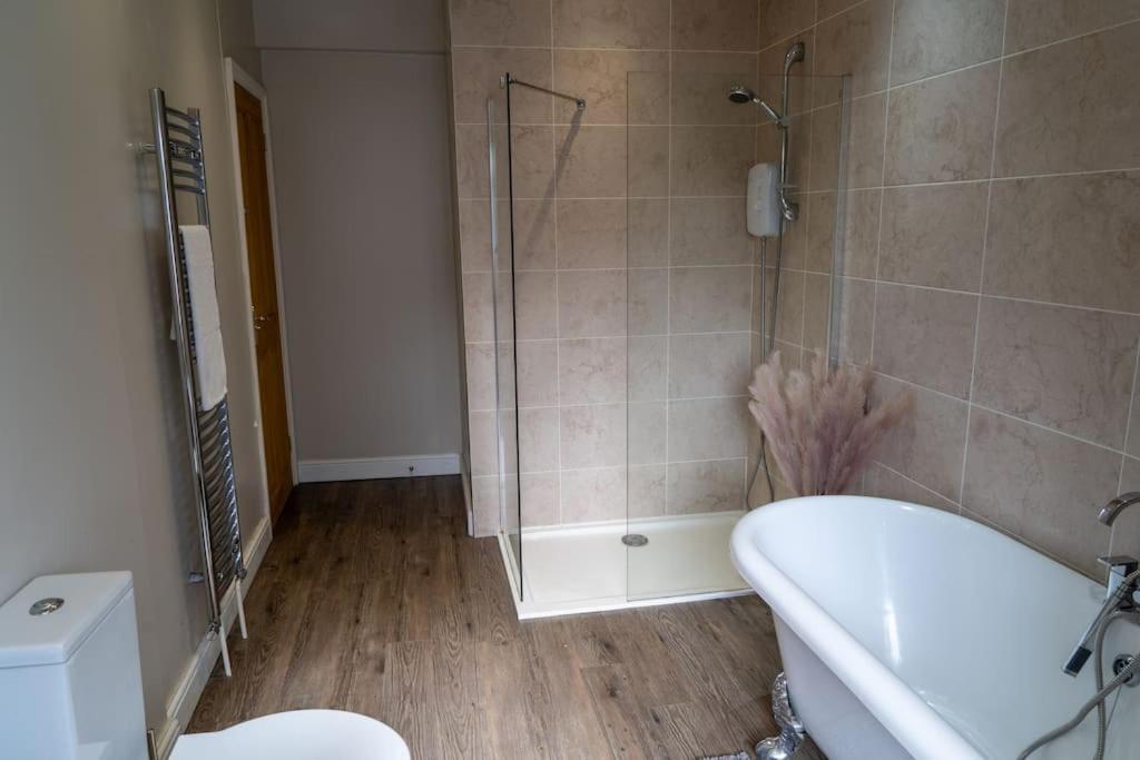 Spacious 15 Guest Home With 9 Beds In Shirley 솔리헐 외부 사진